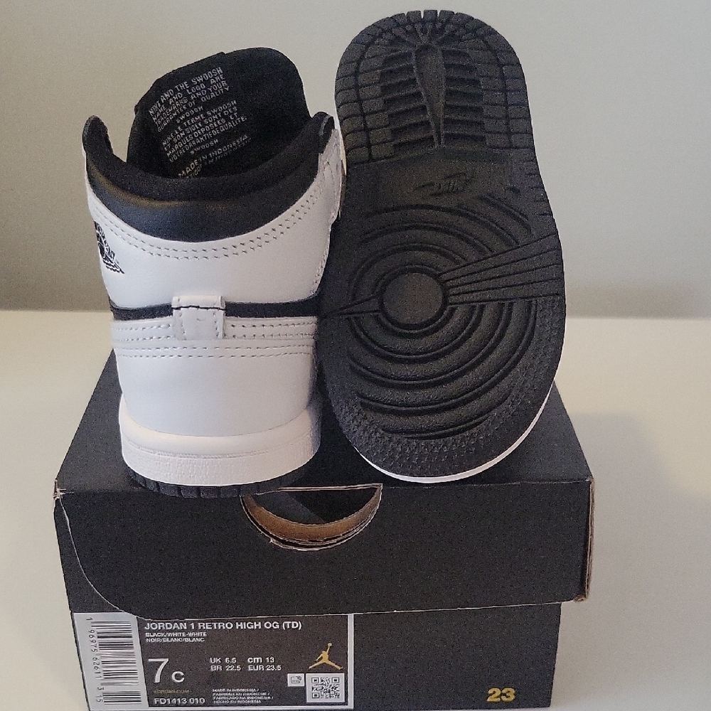 Nike Kids' Air Jordan 1 Retro High OG Black/White Shoes - Picture 4 of 6